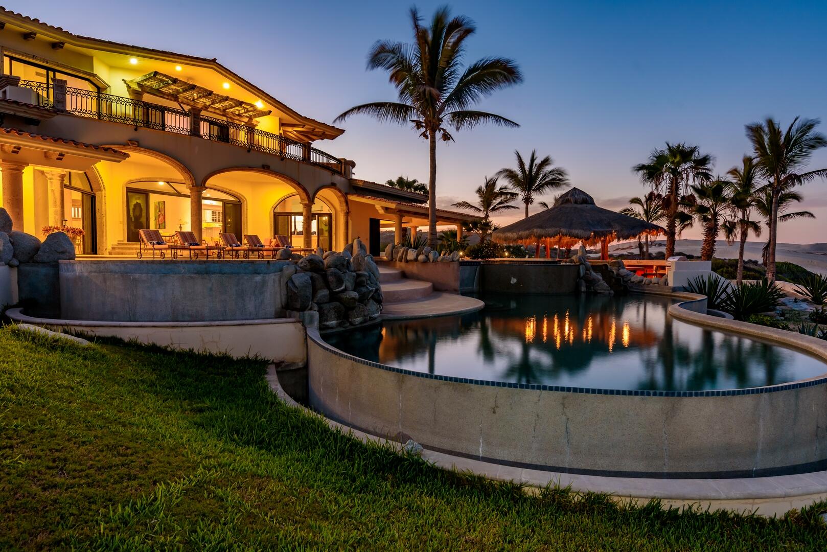 Pedregal La Mar Contemporary furnished home for sale in the Tourist Corridor. Located in a low-density gated community with controlled access, this boutique residence offers privacy, harmony, and proximity to restaurants, schools, wellness centers, and shopping areas. Features panoramic ocean and city – 1 East Cape Coast Road, East Cape, BS