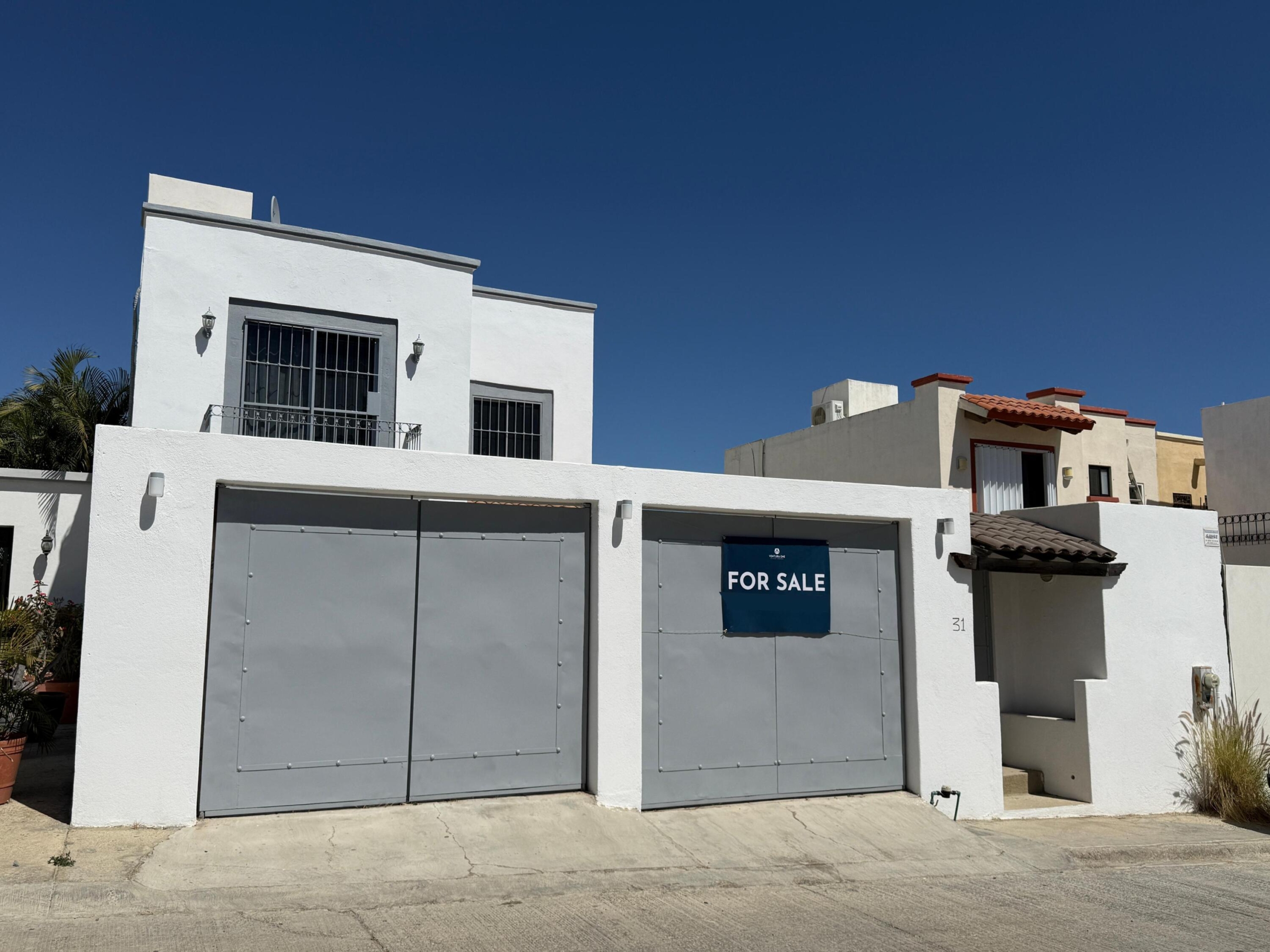 Pedregal Monte Real Discover the opportunity to live in a peaceful and well-established area of San José del Cabo. Monte Real Casa 31 sits on a desirable corner lot within the Monte Real community, offering 115 m² (1,237 sq ft) of construction on a 201 m² (2,163 sq ft) lot, providing extra privacy and outdoor space. The home features 3 bedrooms, 2.5 bathrooms, and comfortable living, kitchen, and dining areas. Offered unfurnished and in good condition, it's ready for you to personalize. Equipped with a 5,000-liter cistern and available for immediate delivery, this property is ideal as a primary residence or investment opportunity. – 1010 Guillermo Prieto, La Paz, BS