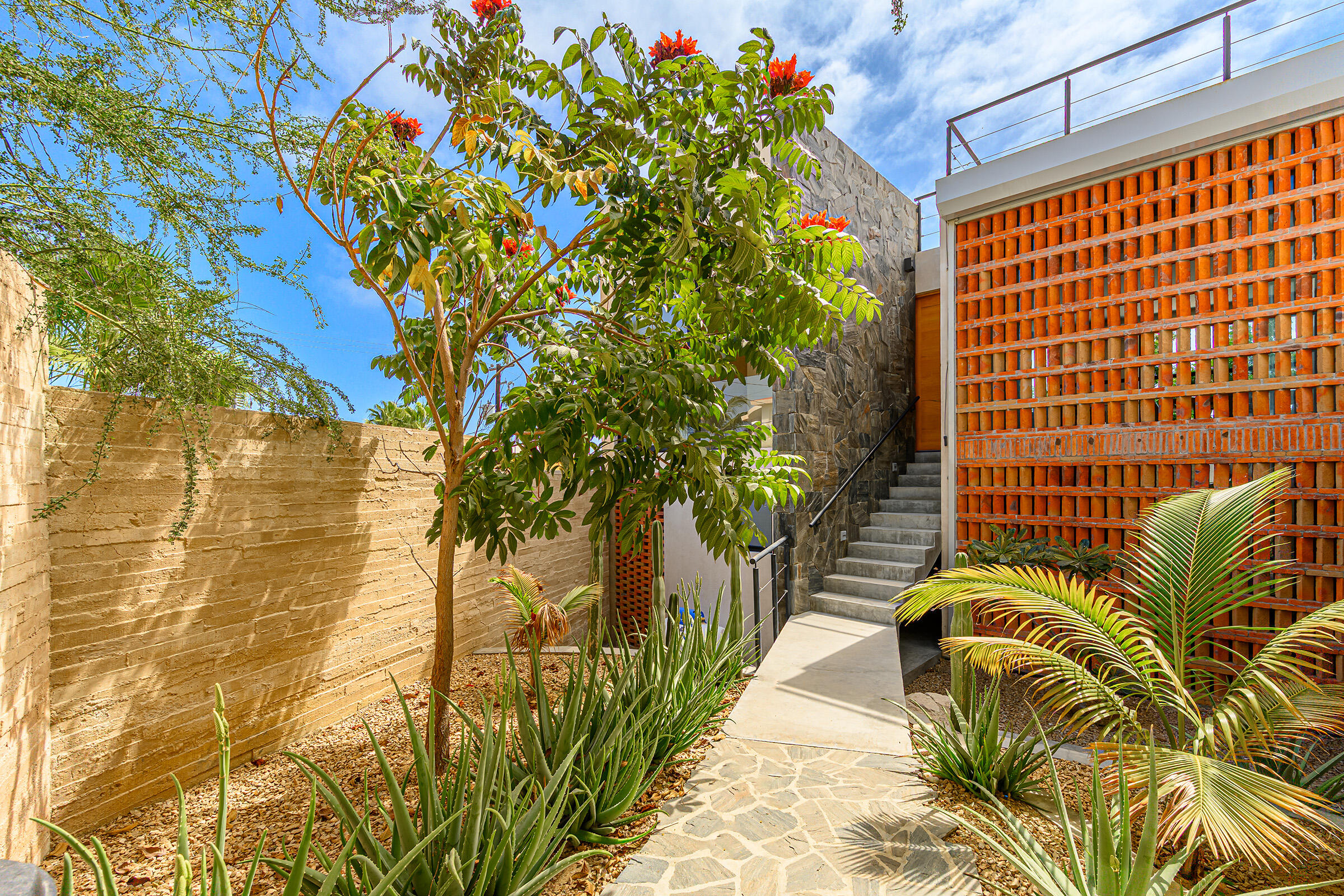 Pedregal Pedregal Located in the exclusive Pedregal de La Paz neighborhood, Vista Hermosa is a residence with modern lines and defined volumes that combine understated luxury with unique details. Interiors feature Calacatta quartz with golden veining, European-style woodwork, and rectified tile floors, seamlessly integrated with warm wood tones for a harmonious connection to the outdoors. Spacious pool, garden, bar, and barbecue areas offer an ideal setting for entertaining. The master suite is located on the ground floor, while the private guest rooms upstairs offer bay – 122 Punta Conejo, San Jose del Cabo, BS