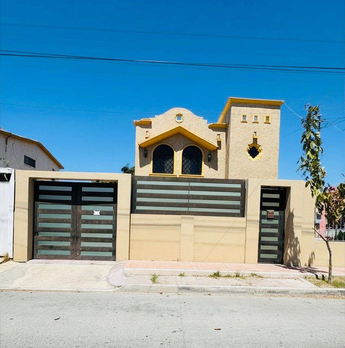 Pedregal General House for Sale in Colonia Las Garzas Privileged location due to its surroundings, main roads, restaurants, schools, pharmacies, Oxxos, supermarkets, coffee shops, and more! The house has a social area with a bar and sink and space for a grill, with direct access to the living room. Parking for 2 vehicles Electric gate Air conditioning in two bedroomsCasa en Venta en Colonia Las GarzasUbicación privilegiada por sus alrededores, vialidades principales, restaurantes, escuelas, farmacias, oxxos, supermercados, café, y más!La casa cuenta con area de convivencia con abarra y tarja y aespacio para asador, con acceso directo a la sala.Estacionamiento para 2 vehículosPortón eléctricoaire acondicionado en dos recamaras – 1280 C. Nayarit, La Paz, BS