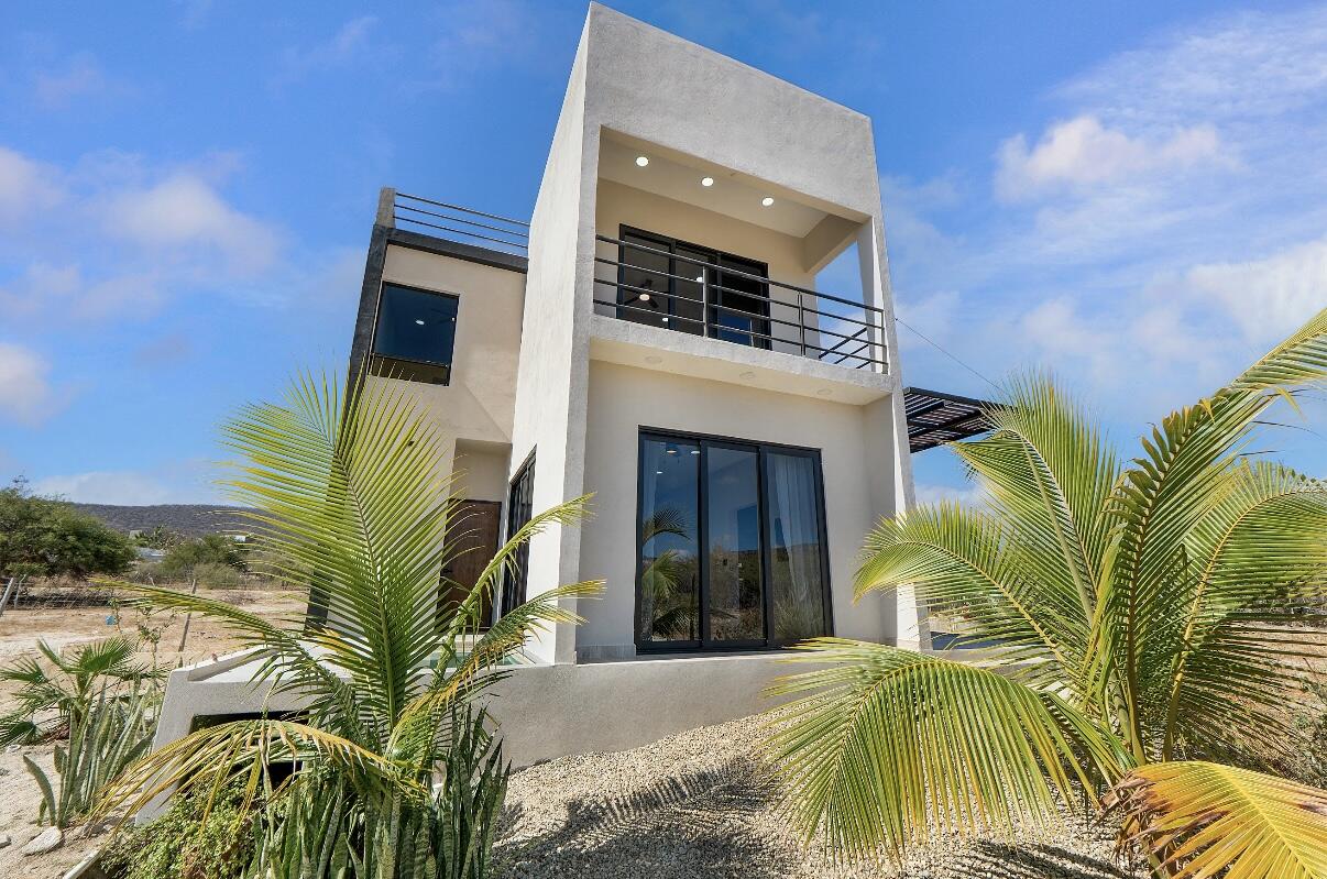 Pedregal Los Barriles Casa Antara, located off the El Ancon Road is a newly built, two storey home completed in 2024. This 2 bed 2 bath contempory style home is partially furnished leaving room to decorate as desired. Travertine floors through out and parota doors. The main floor is bright and an open studio floor plan with a full bath. The upper floor with the primary bedroom and large walk-in closet and bathroom, including a soaker tub. Perfect for guests or as the main bedroom. A small plunge pool located outside the main floor is perfect for cooling off. The large lot offers room to add additional casitas, a garage and offers lots of parking for RV's or boats. – 22 Las Ballenas, Cabo Corridor, BS