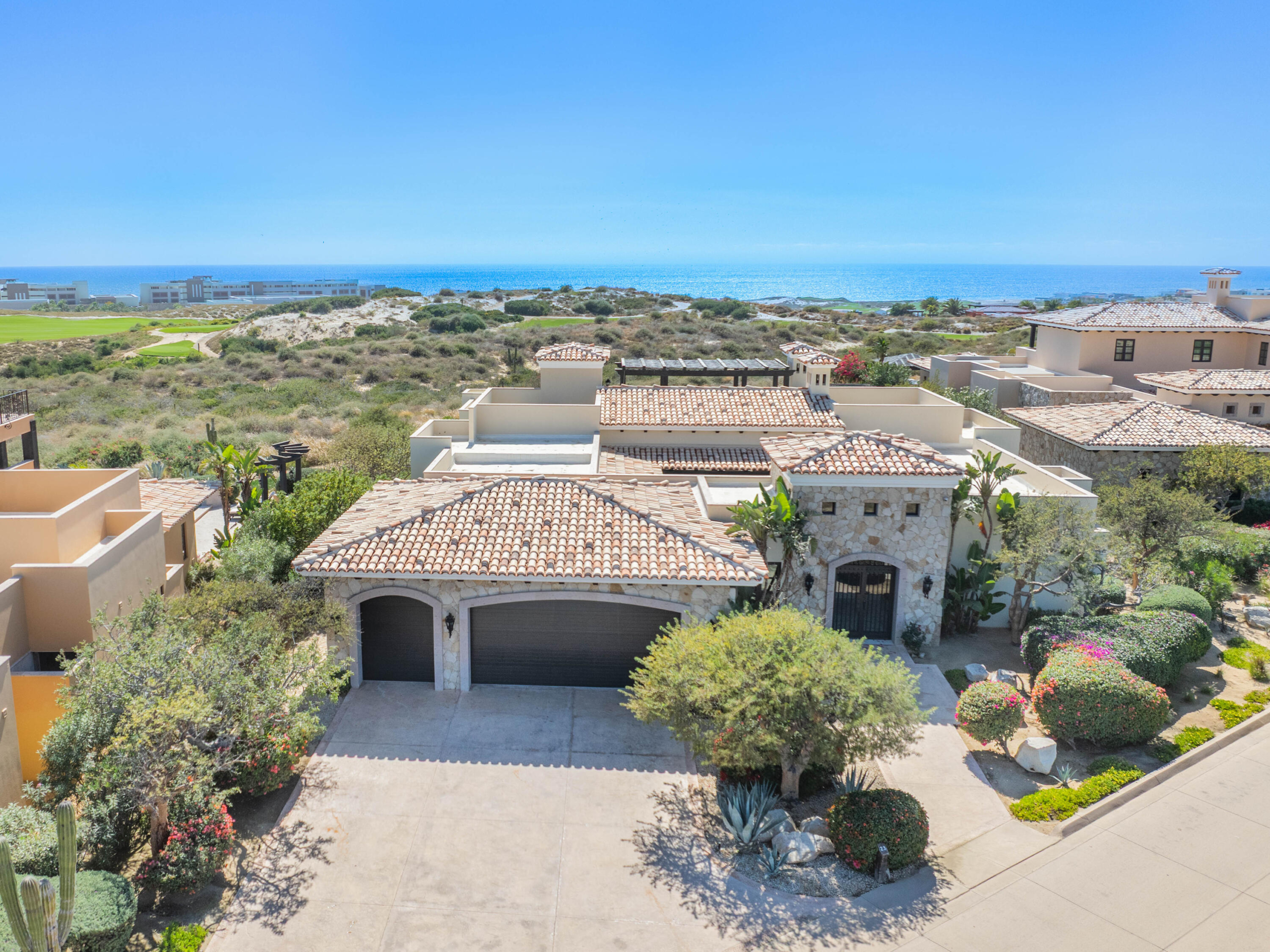 Pedregal Quintas California Casa de dos plantas ubicada en el fraccionamiento Quintas California, una zona residencial consolidada y con alta demanda en Cabo San Lucas por su cercanía a la Marina La propiedad cuenta con tres recámaras, 2 baños y medio, sala - comedor, cocina, patio trasero, Incluye cisterna y tinacos con 8,300 lts. y dos lugares de estacionamiento.Two-story home located in the Quintas California community, a well-established residential area in Cabo San Lucas with high demand due to its close proximity to the Marina.The property features three bedrooms, two and a half bathrooms, a living and dining area, kitchen, and a backyard patio. It also includes a cistern and water tanks with a total capacity of 8,300 liters, as well as two parking spaces. – 23, Golf Villa, Pacific, Pacific, BS