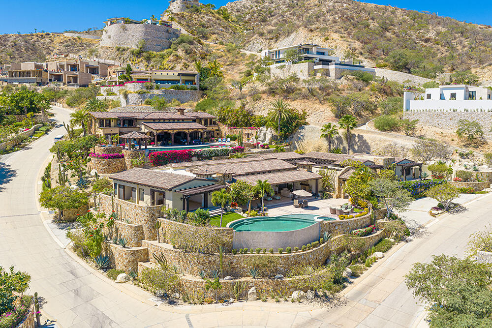 Pedregal Ampliacion Centenario Seaside Villas - El Centenario, La Paz, B.C.S.Seaside Villas is a boutique private residential community located in El Centenario, just minutes from downtown La Paz and approximately 200 meters from the Bay of La Paz. Designed for a relaxed ''ocean living'' lifestyle, the development offers modern homes with open-concept layouts that seamlessly blend indoor and outdoor spaces, spacious terraces, and high-quality finishes.The community features limited inventory, 24/7 security, and full city services, making it ideal for both full-time living and vacation rentals. Residents enjoy ocean – 25 Las Colinas, San Jose Corridor, BS