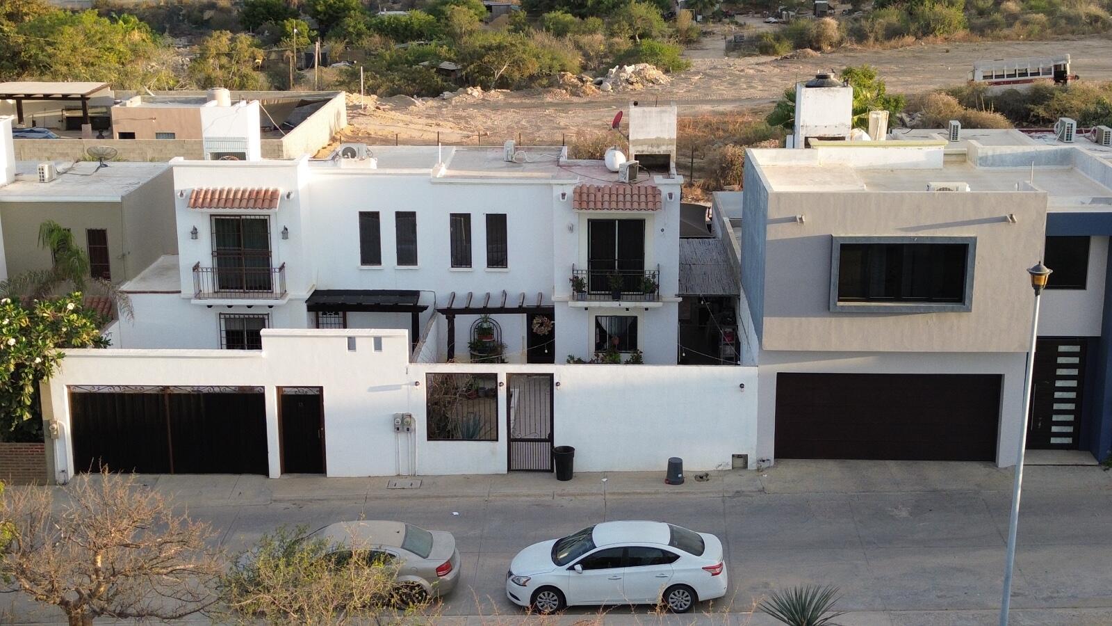 Pedregal Monte Real esta encantadora casa esta ubicada en la Colonia Monte real, comunidad familiar y tranquila , esta totalmente bardeada con un patio muy amplio y un diseño en el patio frontal muy familiar cerrado. tambien cuenta con una construcción extra como oficina con su baño independiente en la parte trasera de la propiedad,como extra tiene doble accesos de entrada hacia la propiedad. – #28 Chimalpa, San Jose del Cabo, BS