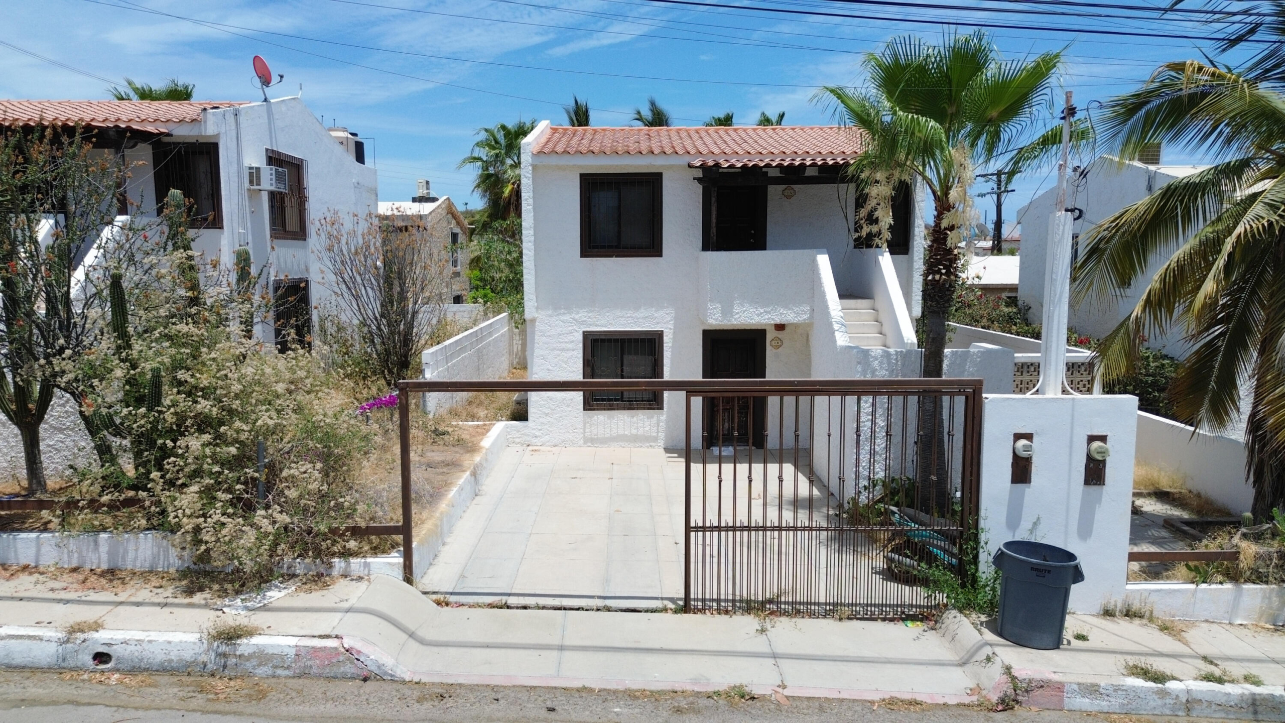 Pedregal Magisterial English: This duplex offers a solid opportunity for investors looking for cash flow and future appreciation in San José del Cabo. The property includes both apartments sold together as one legal unit. Located in Colonia Magisterial, an area with strong rental demand, this property is ideal for long-term tenants, workforce housing, or future remodeling projects. With limited renovation work, the duplex can substantially increase in value and rental income potential. Español: Este dúplex representa una sólida oportunidad para inversionistas que buscan flujo de efectivo y plusvalía futura en San José del Cabo. La propiedad incluye ambos departamentos vendidos juntos como una sola unidad legal. Ubicada en la colonia Magisterial, una zona con alta demanda de renta, esta propiedad es ideal para arrendamiento a largo plazo, vivienda para trabajadores o futuros proyectos de remodelación. Con una inversión limitada en mejoras, el dúplex puede incrementar considerablemente su valor y potencial de ingresos – 3 Malvarrosa, San Jose del Cabo, BS