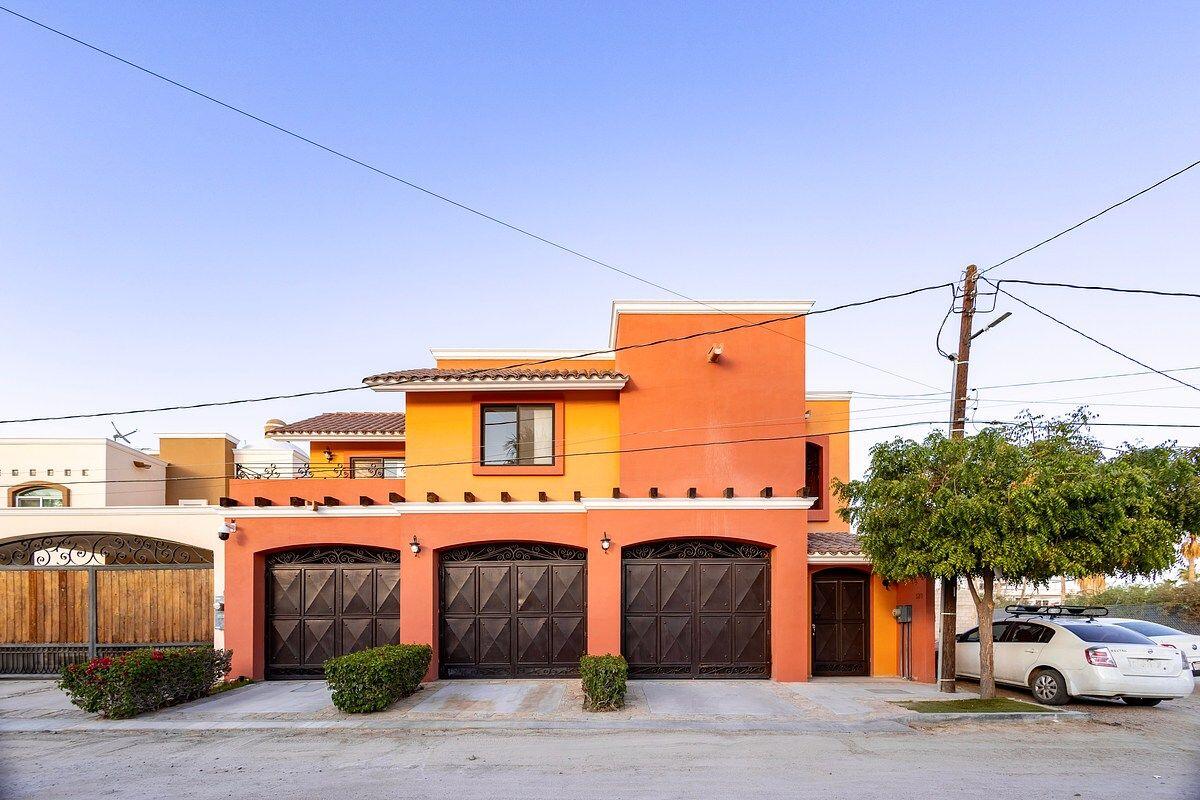 Pedregal Villas Posada Casa de las Rosas | For Sale in La Paz, B.C.S.Property located in the La Posada area of La Paz, in a central location with spacious and functional areas that adapt well for both residential living and investment purposes.Just 2 blocks from the beach Sold furnished, ready to move in or start renting.The home features 2 bedrooms, 2 full bathrooms, and an additional half bath, along with a living room, dining area, and fully equipped kitchen, offering a comfortable layout for everyday living. The house has a hacienda-style design, with warm details and a natural flow between indoor and outdoor spaces.Layout and extras:Ground floor:• 3 spacious parking spaces• Swimming pool• Wading pool• Jacuzzi• 1 full bathroom• Outdoor area with refrigerator an " 2 storage rooms "Machine room with urinalUpper floor:" 1 full bathroom" 2 bedrooms" Service room next to laundry area" Kitchenette" TV roomOutside, the property offers a BBQ area and a great integration of spaces to enjoy La Paz's climate.With a 300 m² lot and 341.50 m² of construction, it is a well-sized property with strong potential within the city. – 320 de las rosas, La Paz, BS