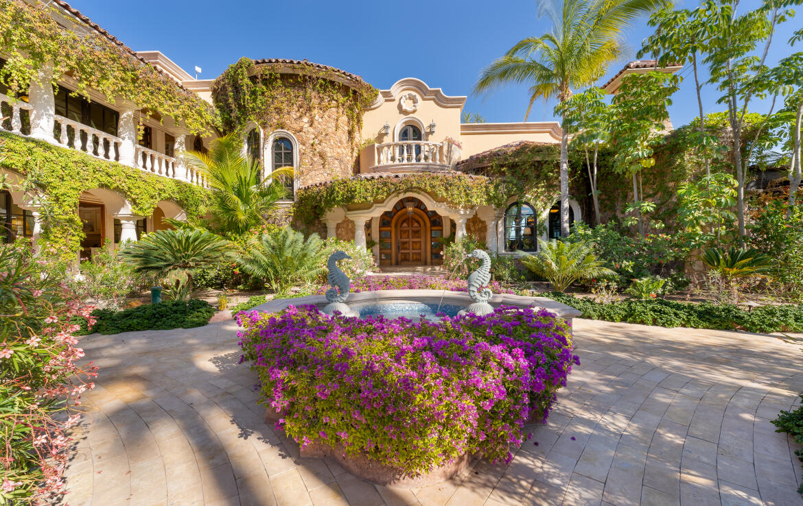 Pedregal Quintas California Casa de dos plantas ubicada en el fraccionamiento Quintas California, una zona residencial consolidada y con alta demanda en Cabo San Lucas por su cercanía a la Marina La propiedad cuenta con tres recámaras, 2 baños y medio, sala - comedor, cocina, patio trasero, Incluye cisterna y tinacos con 8,300 lts. y dos lugares de estacionamiento.Two-story home located in the Quintas California community, a well-established residential area in Cabo San Lucas with high demand due to its close proximity to the Marina.The property features three bedrooms, two and a half bathrooms, a living and dining area, kitchen, and a backyard patio. It also includes a cistern and water tanks with a total capacity of 8,300 liters, as well as two parking spaces. – 400 Calle Davis, Loreto, BS