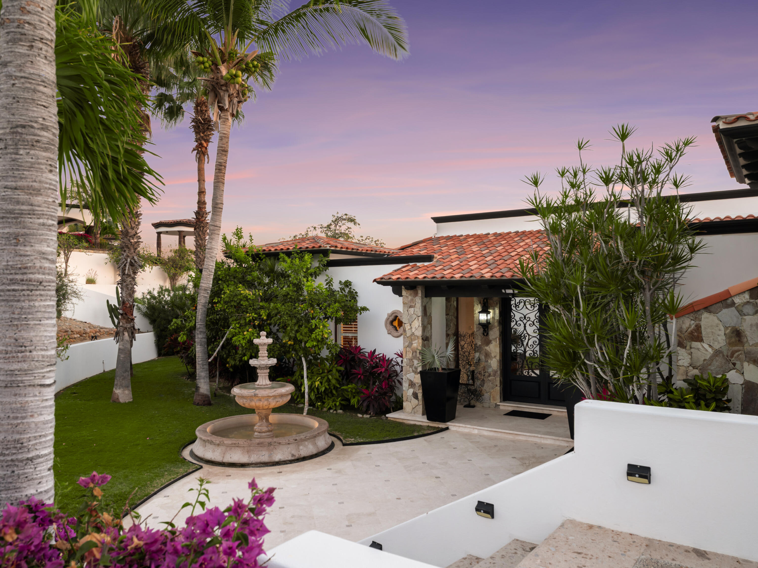 Pedregal Quintas California Casa de dos plantas ubicada en el fraccionamiento Quintas California, una zona residencial consolidada y con alta demanda en Cabo San Lucas por su cercanía a la Marina La propiedad cuenta con tres recámaras, 2 baños y medio, sala - comedor, cocina, patio trasero, Incluye cisterna y tinacos con 8,300 lts. y dos lugares de estacionamiento.Two-story home located in the Quintas California community, a well-established residential area in Cabo San Lucas with high demand due to its close proximity to the Marina.The property features three bedrooms, two and a half bathrooms, a living and dining area, kitchen, and a backyard patio. It also includes a cistern and water tanks with a total capacity of 8,300 liters, as well as two parking spaces. – 99 Padre Salvatierra, San Jose del Cabo, BS