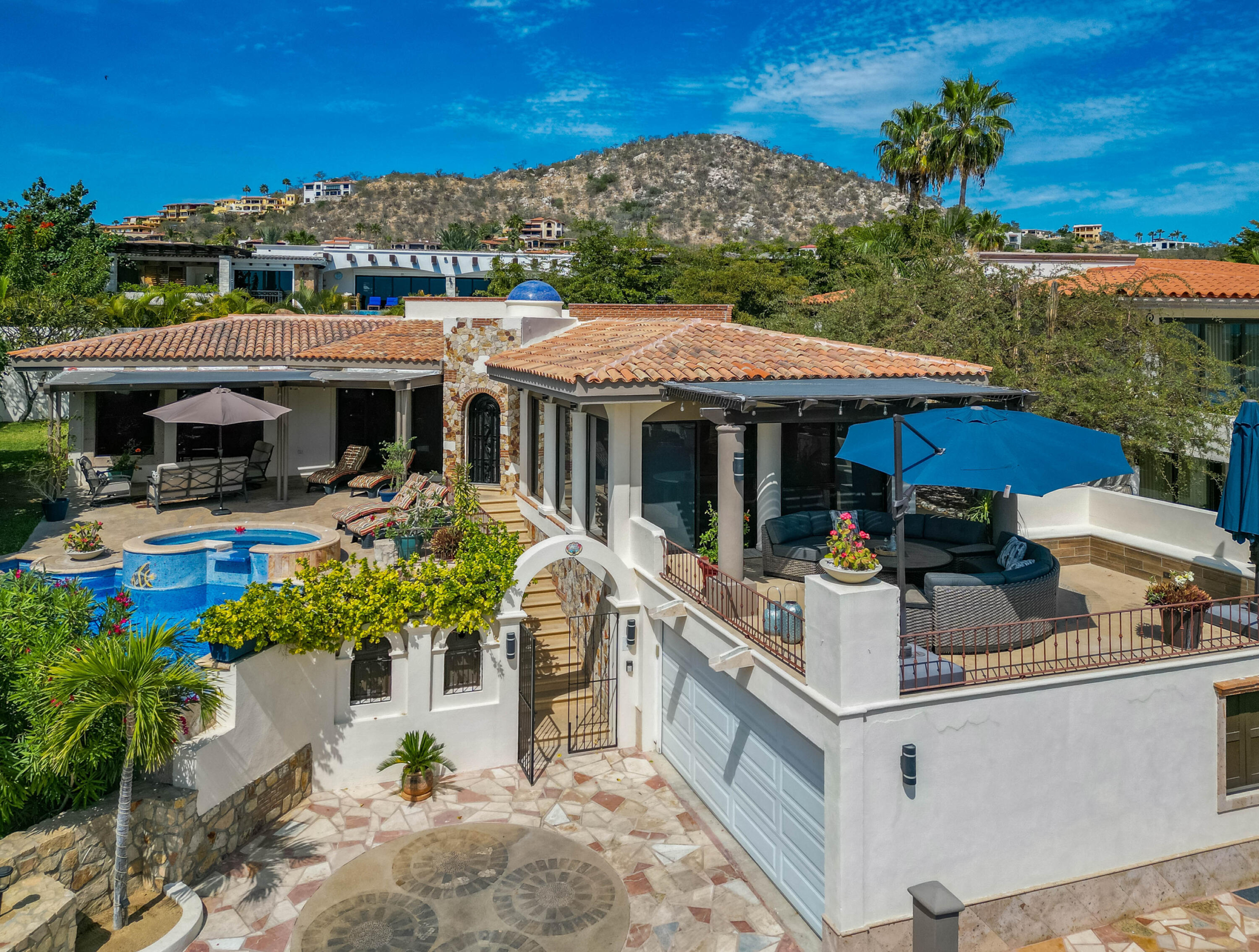 Pedregal Pedregal Located in the exclusive Pedregal de La Paz neighborhood, Vista Hermosa is a residence with modern lines and defined volumes that combine understated luxury with unique details. Interiors feature Calacatta quartz with golden veining, European-style woodwork, and rectified tile floors, seamlessly integrated with warm wood tones for a harmonious connection to the outdoors. Spacious pool, garden, bar, and barbecue areas offer an ideal setting for entertaining. The master suite is located on the ground floor, while the private guest rooms upstairs offer bay – A7 Rancho Paraiso, Cabo Corridor, BS