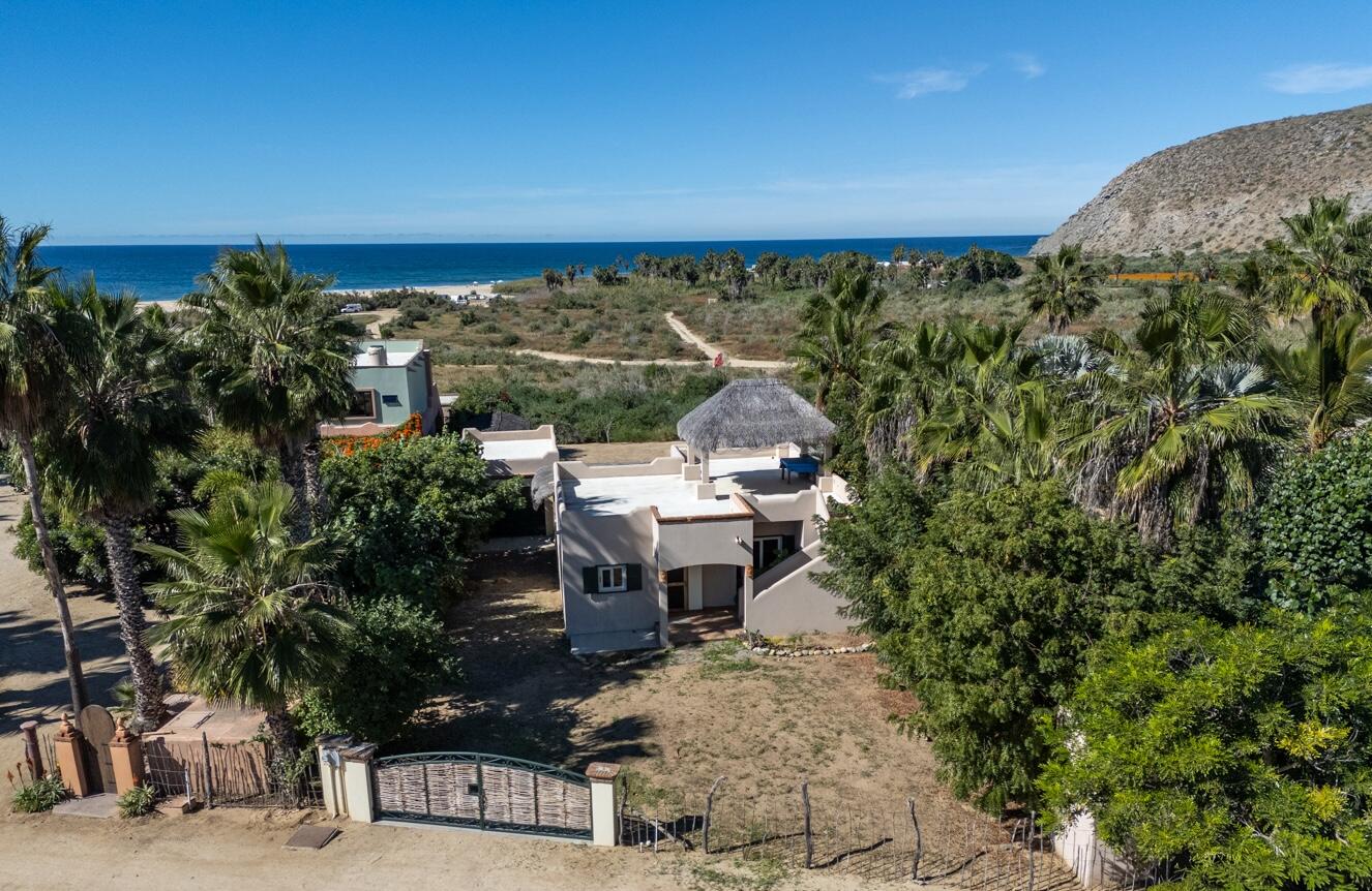 Pedregal Quintas California Casa de dos plantas ubicada en el fraccionamiento Quintas California, una zona residencial consolidada y con alta demanda en Cabo San Lucas por su cercanía a la Marina La propiedad cuenta con tres recámaras, 2 baños y medio, sala - comedor, cocina, patio trasero, Incluye cisterna y tinacos con 8,300 lts. y dos lugares de estacionamiento.Two-story home located in the Quintas California community, a well-established residential area in Cabo San Lucas with high demand due to its close proximity to the Marina.The property features three bedrooms, two and a half bathrooms, a living and dining area, kitchen, and a backyard patio. It also includes a cistern and water tanks with a total capacity of 8,300 liters, as well as two parking spaces. – Barriles Heights, East Cape, East Cape, BS