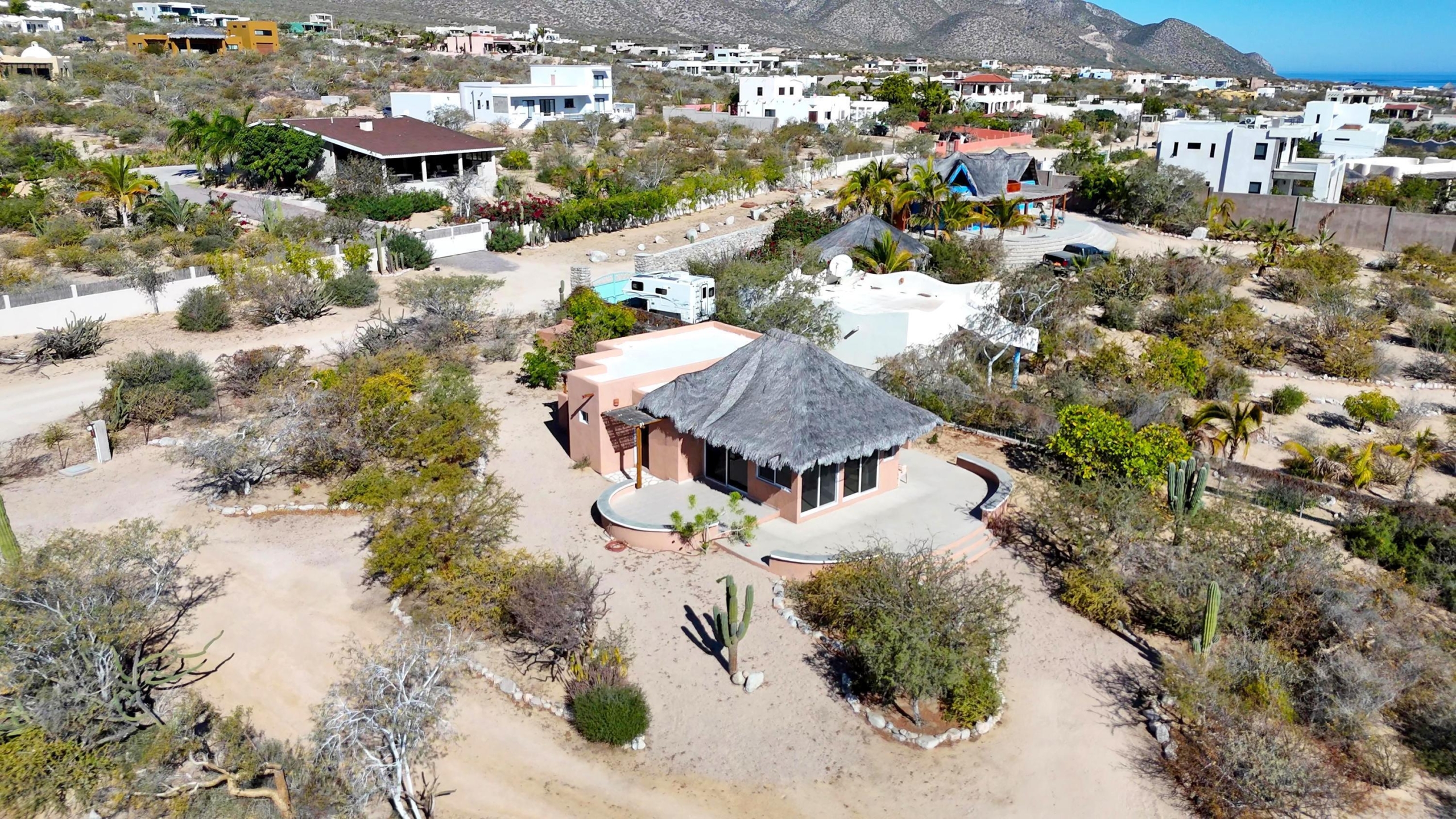 Pedregal El Sargento Palapa Sunrise - Your Baja dream retreat awaits. This charming 1-bedroom, 1-bath home features a beautifully woven palapa roof over the living and dining area, creating a warm coastal ambiance. Large windows frame water – Calle Fondo Marino, La Paz, BS