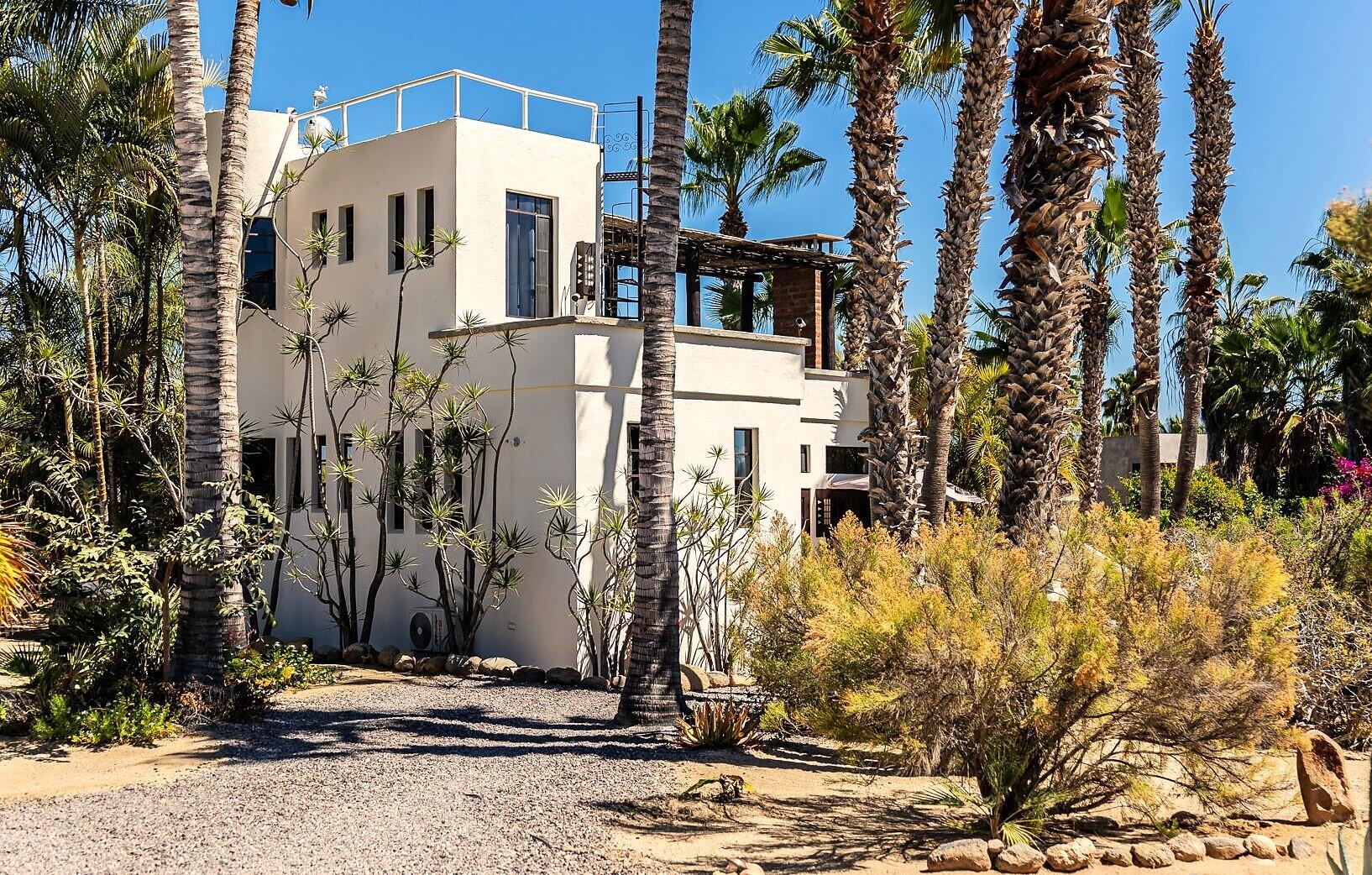 Pedregal Quintas California Casa de dos plantas ubicada en el fraccionamiento Quintas California, una zona residencial consolidada y con alta demanda en Cabo San Lucas por su cercanía a la Marina La propiedad cuenta con tres recámaras, 2 baños y medio, sala - comedor, cocina, patio trasero, Incluye cisterna y tinacos con 8,300 lts. y dos lugares de estacionamiento.Two-story home located in the Quintas California community, a well-established residential area in Cabo San Lucas with high demand due to its close proximity to the Marina.The property features three bedrooms, two and a half bathrooms, a living and dining area, kitchen, and a backyard patio. It also includes a cistern and water tanks with a total capacity of 8,300 liters, as well as two parking spaces. – Camino Internacional, Pacific, BS