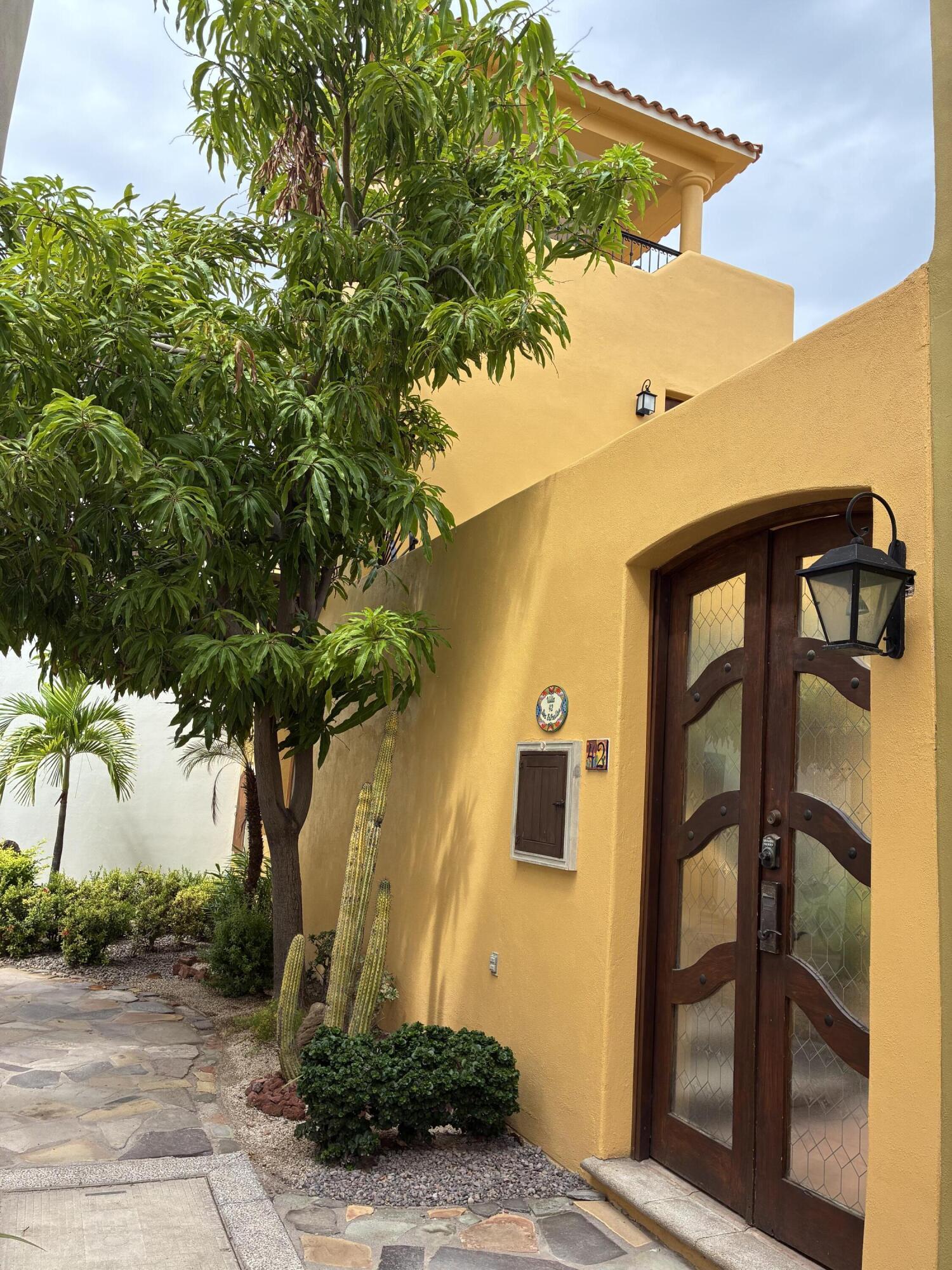 Pedregal Centro Beautiful property for sale located along the Transpeninsular Highway in a peaceful, low-density area. Set on a generous 3,016 m² lot with 201.50 m² of construction, this home offers spacious, light-filled interiors with elegant marble floors and high ceilings with exposed wood beams that enhance its warm, inviting character.Fully furnished with high-quality pieces, the home features an open-concept living, dining, and kitchen area designed for both comfort and functionality. Upstairs, a cozy TV lounge opens to a private balcony with stunning – Carr. Transpeninsular, Loreto, BS