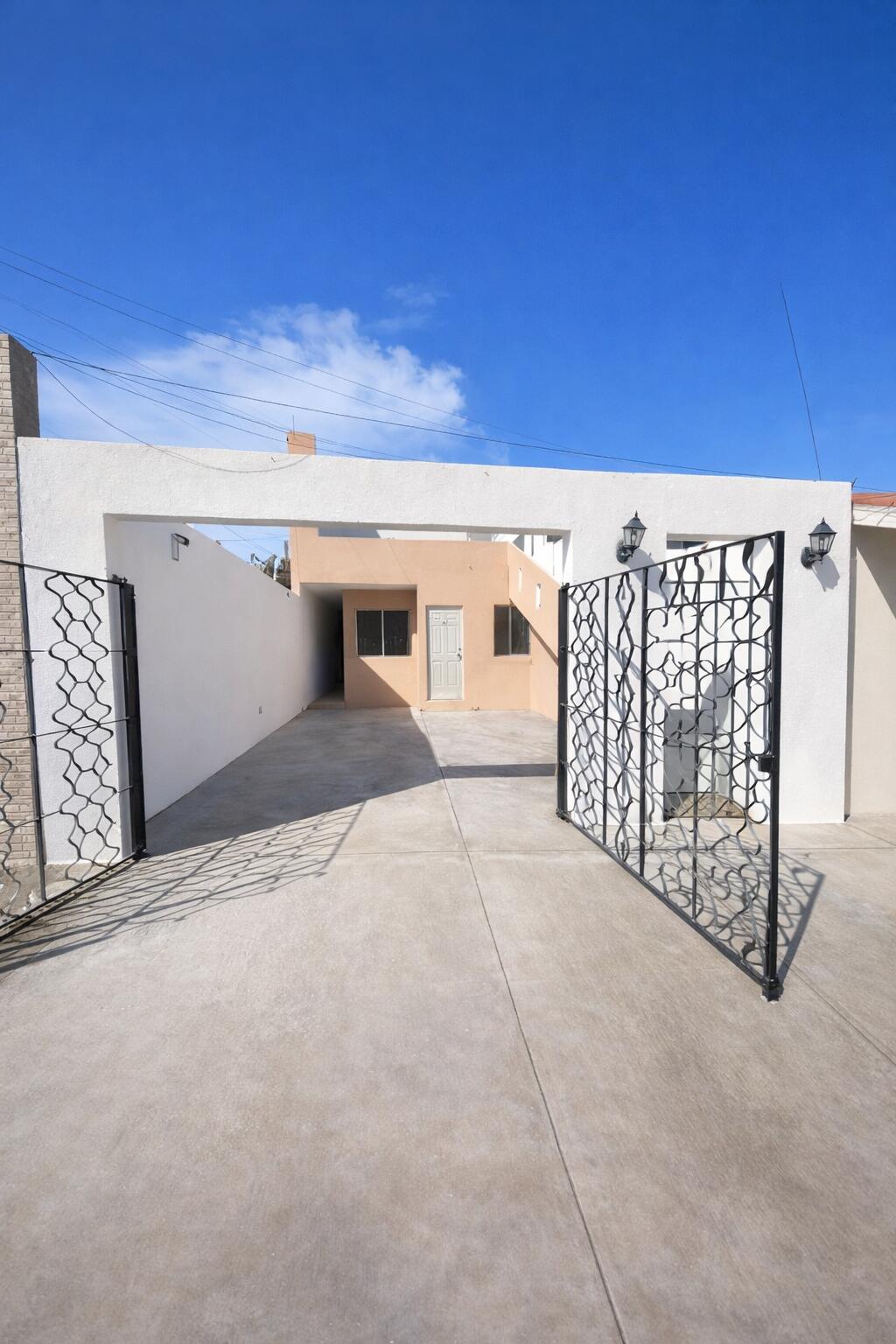Pedregal Centro-Csl North Casa habitación con ampliación en planta alta, ideal para inversión en Los Cabos. Planta baja: sala, cocina, 2 recámaras, 1 baño completo y cochera. Planta alta: 2 recámaras tipo estudio, cada una con baño completo y acceso independiente. Permite hasta 3 unidades habitacionales, con privacidad y opción de renta. Ubicada en zona urbana con servicios y vialidades cercanas.Single-family home with upper-level expansion, ideal for investment in Los Cabos. Ground floor: living room, kitchen, 2 bedrooms, 1 full bathroom, and carport. Upper level: 2 studio-style bedrooms, each with a full bathroom and independent access. Allows up to 3 separate units, offering privacy and rental flexibility. Located in an urban area with nearby services and main roads. – Casa Altos de Miramar, Cabo San Lucas, Cabo San Lucas, BS