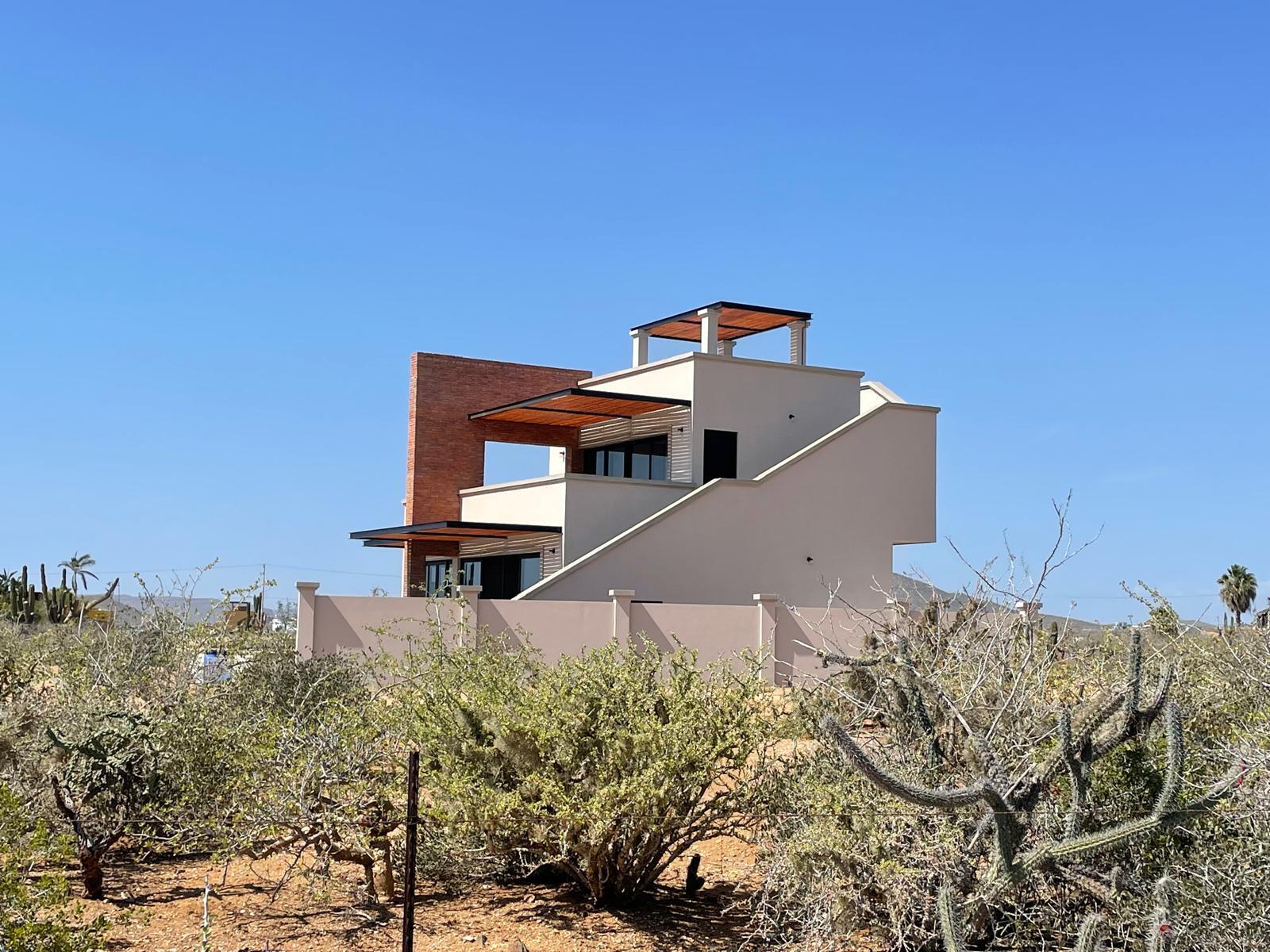 Pedregal Centro Beautiful property for sale located along the Transpeninsular Highway in a peaceful, low-density area. Set on a generous 3,016 m² lot with 201.50 m² of construction, this home offers spacious, light-filled interiors with elegant marble floors and high ceilings with exposed wood beams that enhance its warm, inviting character.Fully furnished with high-quality pieces, the home features an open-concept living, dining, and kitchen area designed for both comfort and functionality. Upstairs, a cozy TV lounge opens to a private balcony with stunning – CERRITOS, Pacific, BS