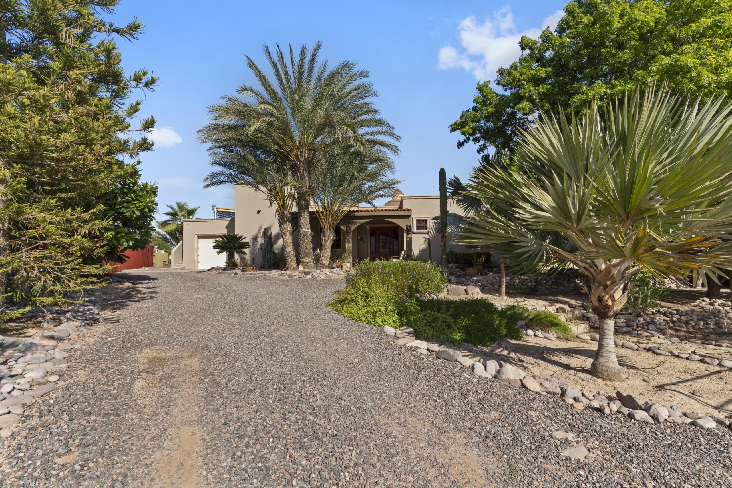 Pedregal Quintas California Casa de dos plantas ubicada en el fraccionamiento Quintas California, una zona residencial consolidada y con alta demanda en Cabo San Lucas por su cercanía a la Marina La propiedad cuenta con tres recámaras, 2 baños y medio, sala - comedor, cocina, patio trasero, Incluye cisterna y tinacos con 8,300 lts. y dos lugares de estacionamiento.Two-story home located in the Quintas California community, a well-established residential area in Cabo San Lucas with high demand due to its close proximity to the Marina.The property features three bedrooms, two and a half bathrooms, a living and dining area, kitchen, and a backyard patio. It also includes a cistern and water tanks with a total capacity of 8,300 liters, as well as two parking spaces. – Colina Del Sol, La Paz, BS