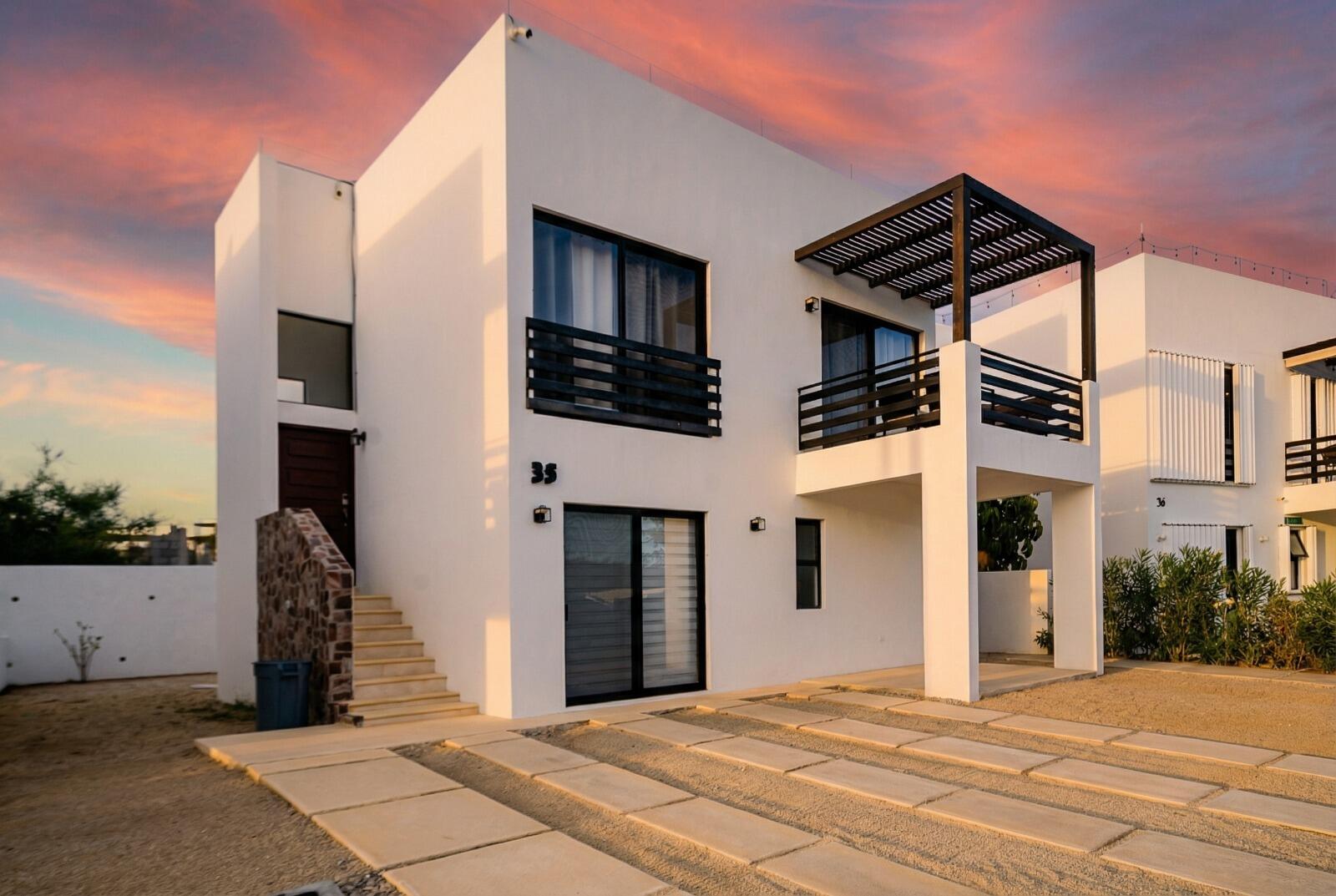 Pedregal Ampliacion Centenario Seaside Villas - El Centenario, La Paz, B.C.S.Seaside Villas is a boutique private residential community located in El Centenario, just minutes from downtown La Paz and approximately 200 meters from the Bay of La Paz. Designed for a relaxed ''ocean living'' lifestyle, the development offers modern homes with open-concept layouts that seamlessly blend indoor and outdoor spaces, spacious terraces, and high-quality finishes.The community features limited inventory, 24/7 security, and full city services, making it ideal for both full-time living and vacation rentals. Residents enjoy ocean – D3 Palma Real, Cabo San Lucas, BS