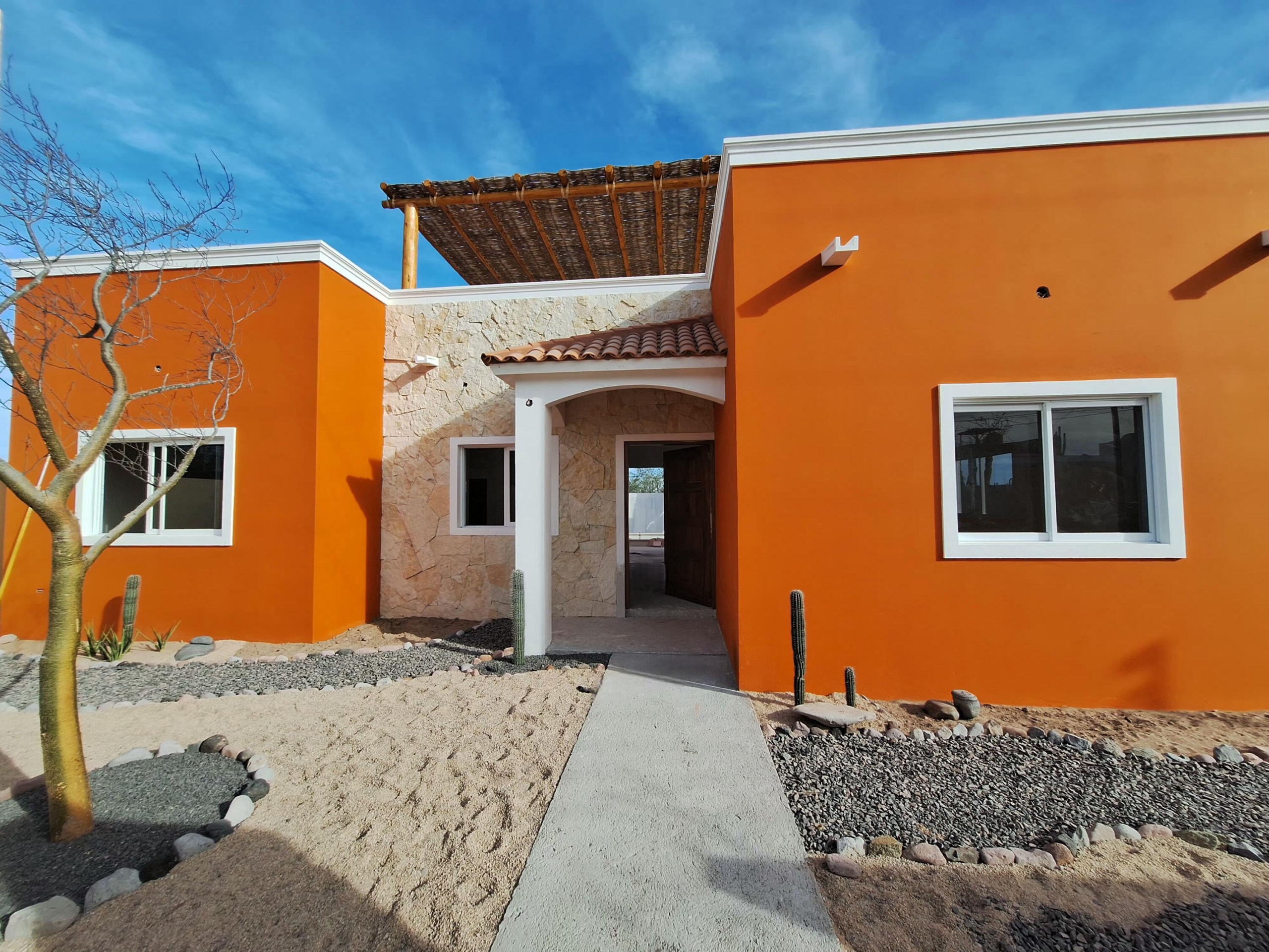 Pedregal Centro Beautiful property for sale located along the Transpeninsular Highway in a peaceful, low-density area. Set on a generous 3,016 m² lot with 201.50 m² of construction, this home offers spacious, light-filled interiors with elegant marble floors and high ceilings with exposed wood beams that enhance its warm, inviting character.Fully furnished with high-quality pieces, the home features an open-concept living, dining, and kitchen area designed for both comfort and functionality. Upstairs, a cozy TV lounge opens to a private balcony with stunning – El Centenario, La Paz, BS