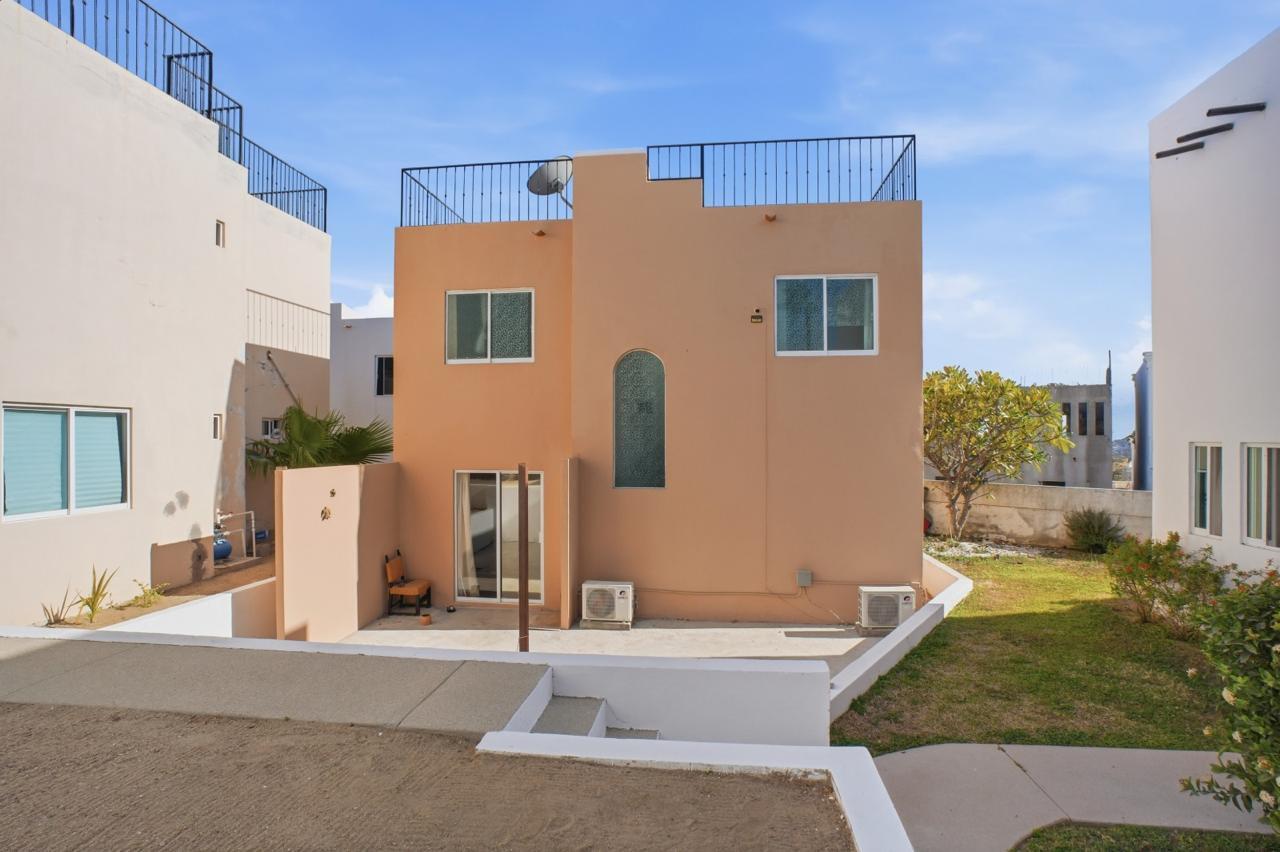 Pedregal La Cima Modern home for sale in El Tezal, Cabo San Lucas, featuring 3 bedrooms, 2 bathrooms, and 114 m² of construction. This bright, open-concept property offers marble floors, a functional kitchen, and comfortable living spaces. Enjoy beautiful – LA CIMA, Cabo Corridor, Cabo Corridor, BS