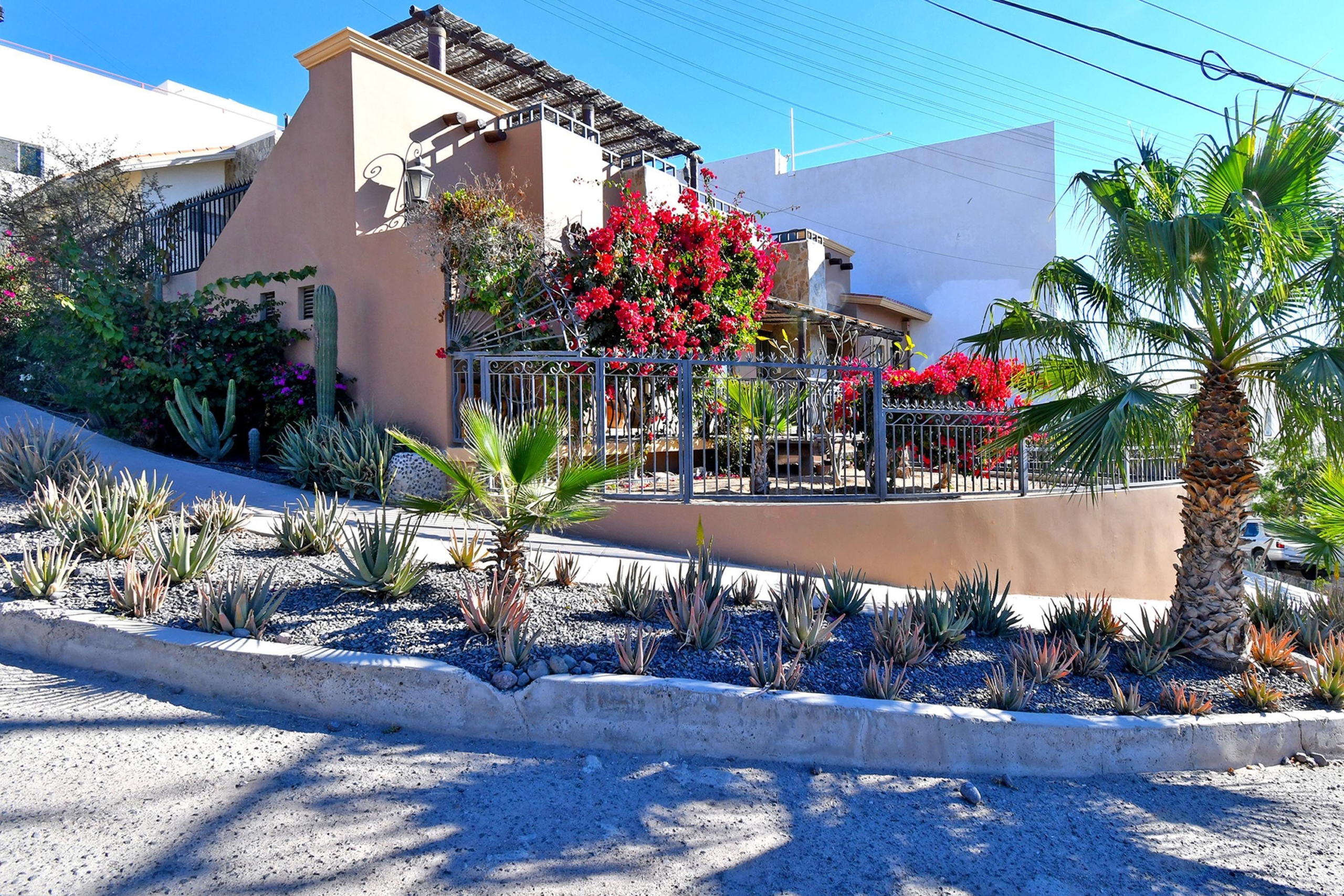 Pedregal Centro Villa Sol is a beautifully designed contemporary Spanish/Mexican Colonial Town-House that captures the essence of Baja living. This single-level residence offers stunning ocean – La Loma, San Jose Corridor, BS