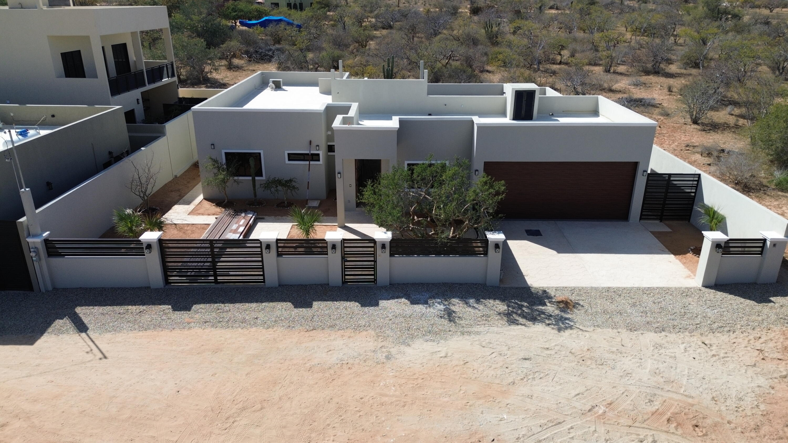 Pedregal Pedregal Located in the exclusive Pedregal de La Paz neighborhood, Vista Hermosa is a residence with modern lines and defined volumes that combine understated luxury with unique details. Interiors feature Calacatta quartz with golden veining, European-style woodwork, and rectified tile floors, seamlessly integrated with warm wood tones for a harmonious connection to the outdoors. Spacious pool, garden, bar, and barbecue areas offer an ideal setting for entertaining. The master suite is located on the ground floor, while the private guest rooms upstairs offer bay – Lte 2 FRACCION ''B'', East Cape, BS