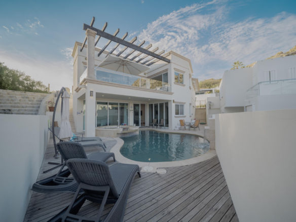 Pedregal Blue Moon Perched in Pedregal's coveted Valley of the Moon, this contemporary two-story residence captures unblockable ocean – Pedregal Camino Grande 40, Cabo San Lucas, BS