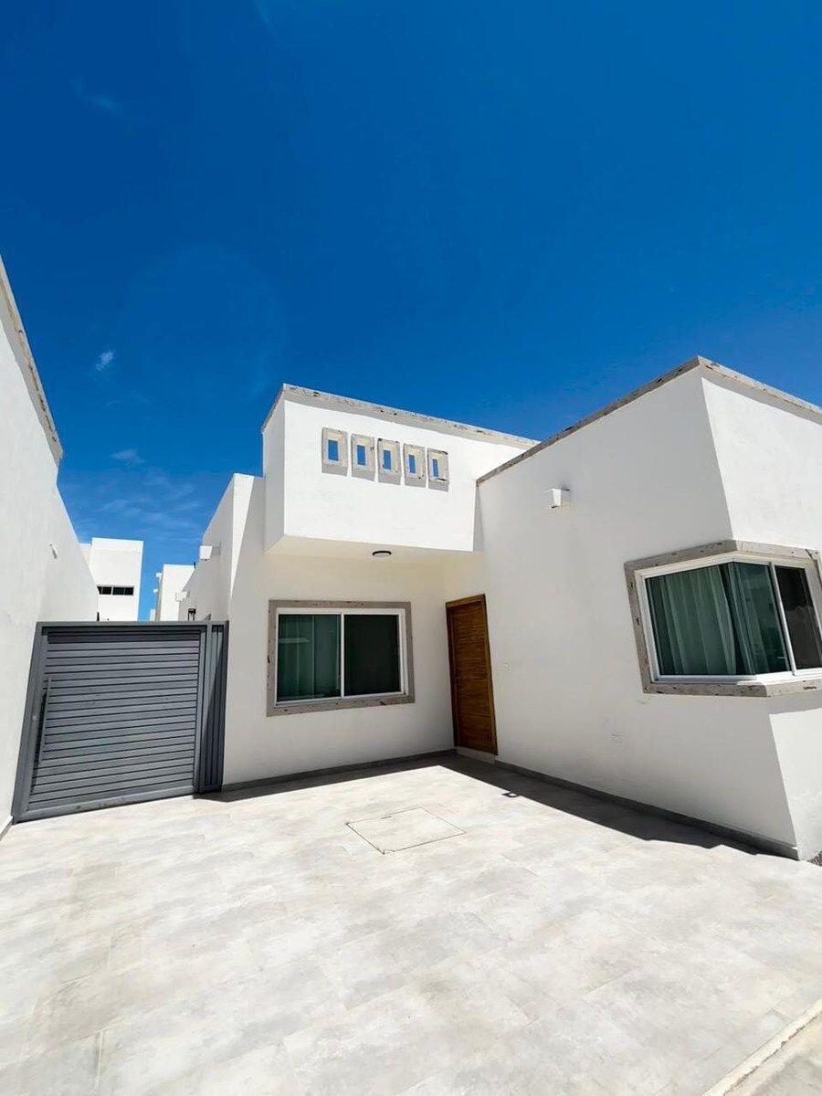 Pedregal General Experience this cozy, single-story, two-bedroom home. Ideal for those seeking comfort, functionality, and a safe and peaceful environment. One of its greatest assets is the generous lot size, providing a spacious patio and two parking spaces. Delivered unfurnished, it comes equipped with mini-split air conditioners, closets and curtains; ready to move in. Located within the gated community of Punta Arena, at Fraccionamiento Coronado with controlled access and 24/7 security, you'll enjoy amenities such as pool, BBQ zone and playground. Its strategic location puts you close to shopping centers, supermarkets and medical center. An excellent opportunity to become your next home or investment. – Playa Ensenada Grande 146, La Paz, BS