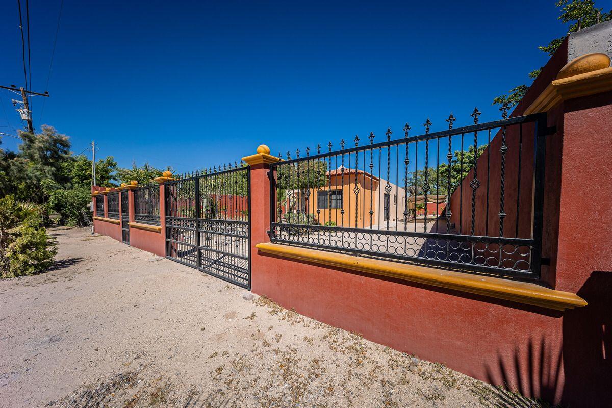 Pedregal El Centenario Garden House for SaleLand: 649.06 m2House Construction: 119 m2Storage Room: 34.40 m2Features:One floor• Three bedrooms with closet• One bathroom• Spacious areas for - living room - kitchen - dining room• Laundry area• Large yard with space for up to 4 vehicles• Foundation for a second level• In the back yard, a storage room that can be adapted as an independent apartment• Half Bathroom / Casa Jardin en ventaTerreno: 649.06 m2Construcción casa; 119 m2Bodega: 34.40 m2Características:Una planta• Tres recámaras con clóset• un baño• áreas amplias de - sala - cocina - comedor• área de lavado• patio amplio con espacio hasta para 4 vehículos• cimentación para un segundo nivel• en el patio posterior una bodega – PROL. BAJA CALIFORNIA, La Paz, BS