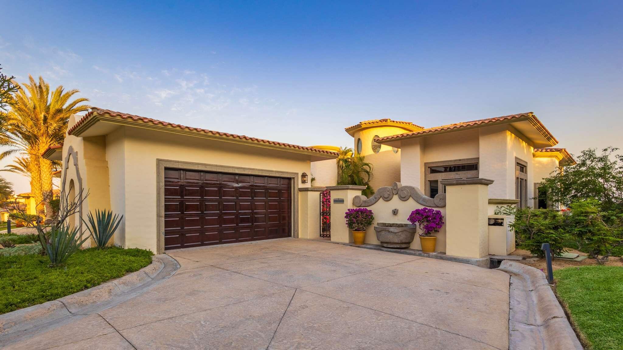 Pedregal El Sargento Palapa Sunrise - Your Baja dream retreat awaits. This charming 1-bedroom, 1-bath home features a beautifully woven palapa roof over the living and dining area, creating a warm coastal ambiance. Large windows frame water – Puerta del Sol, Cabo Corridor, BS