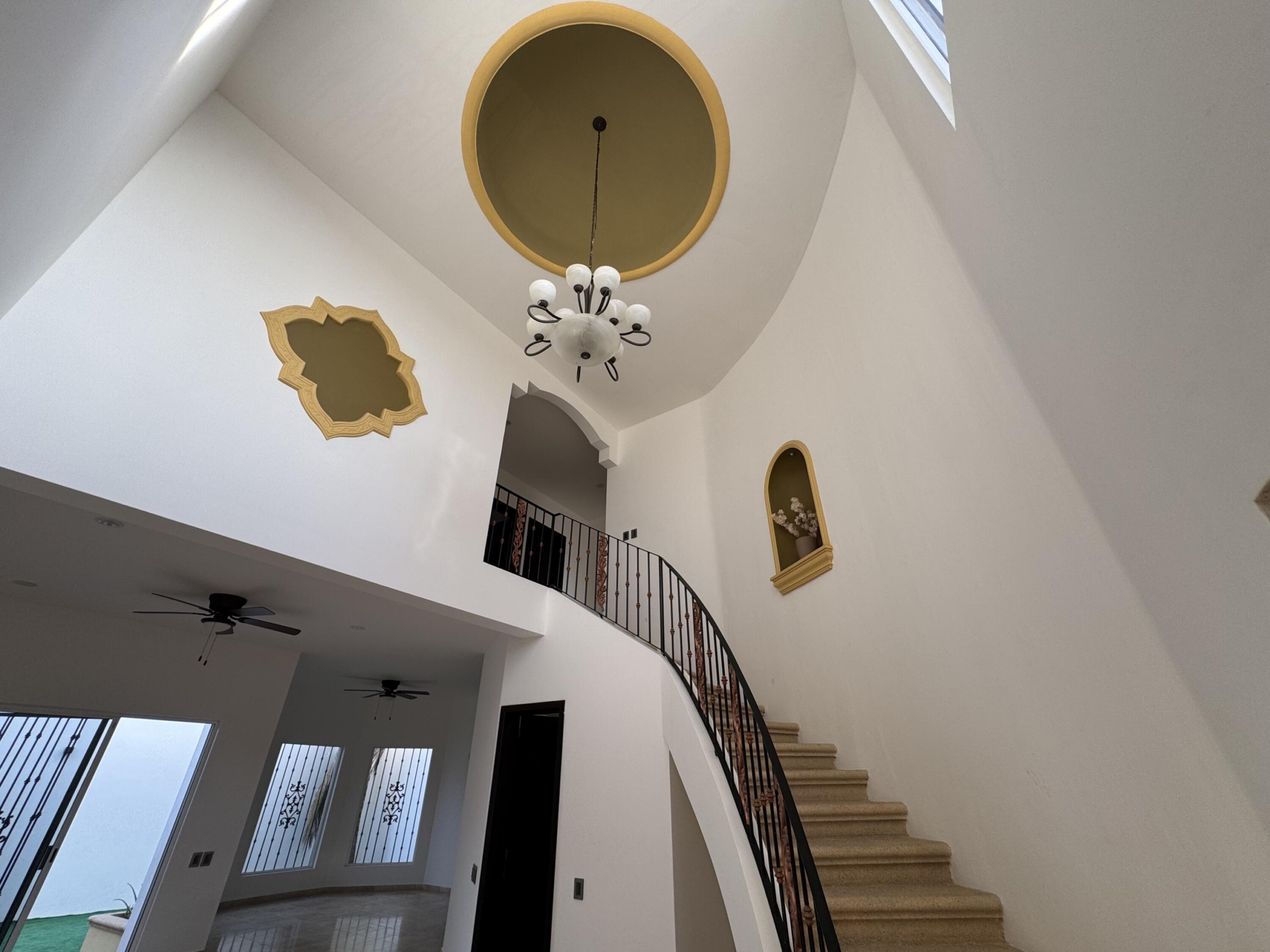 Pedregal Jacarandas Residencia de dos niveles con 249.75 m² de construcción sobre 200 m² de terreno. Cuenta con 3 recámaras, 2.5 baños, sala con doble altura, cocina integral con barra desayunador y área de comedor con vista al patio.La recámara principal ofrece baño completo con tina tipo jacuzzi. Acabados en mármol, carpintería en tono oscuro y excelente iluminación natural. Patio amplio ideal para reuniones y cochera con portón eléctrico.Ubicada en zona residencial cercana a servicios y vialidades principales. – Puerto Mexia, La Paz, BS