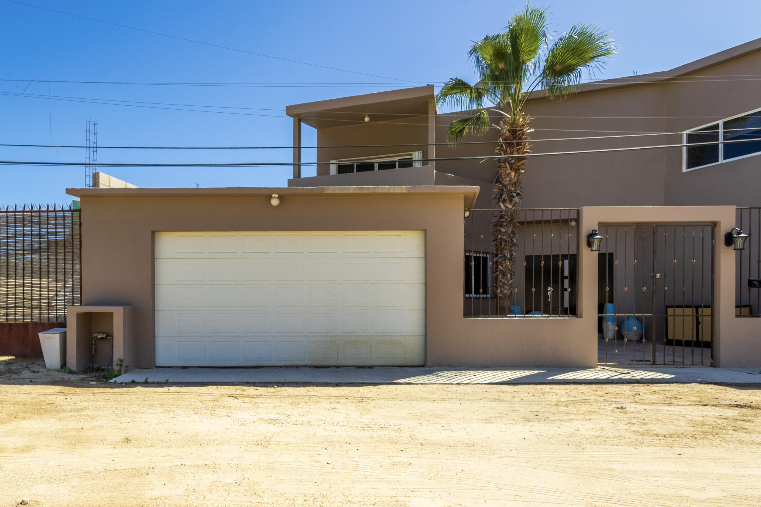 Pedregal El Sargento Palapa Sunrise - Your Baja dream retreat awaits. This charming 1-bedroom, 1-bath home features a beautifully woven palapa roof over the living and dining area, creating a warm coastal ambiance. Large windows frame water – The Surf House, San Jose del Cabo, BS